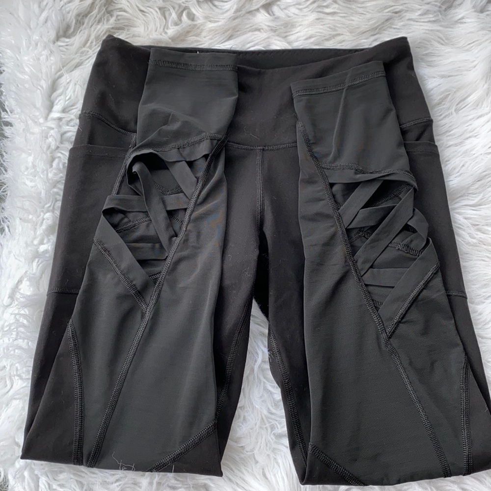 Victoria Sport Cut-Out Strappy Leggings